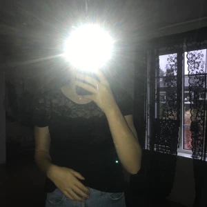 T-shirt med fin spetsdetalj  - Använd men fint skick