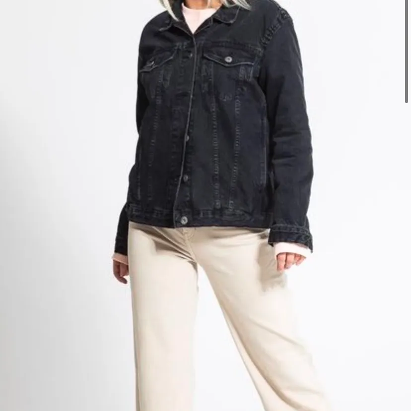 Säljer min svart/gråa jeansjacka från Lager 157 i storlek XS. Den är rätt oversized så passar S också. mycket bra skick! Nypris 399kr. Jackor.