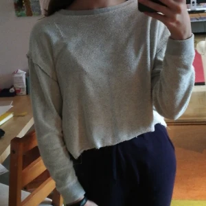Pull & bear tröja - Magtröja som var i storlek S men jag skulle säga att det är storlek XS för att ärmarna är lite korta (67 cm). Det står alabama i bak. I fram så är den 38 cm och i bak 50 cm. Kan också träffas i Vällingby. 