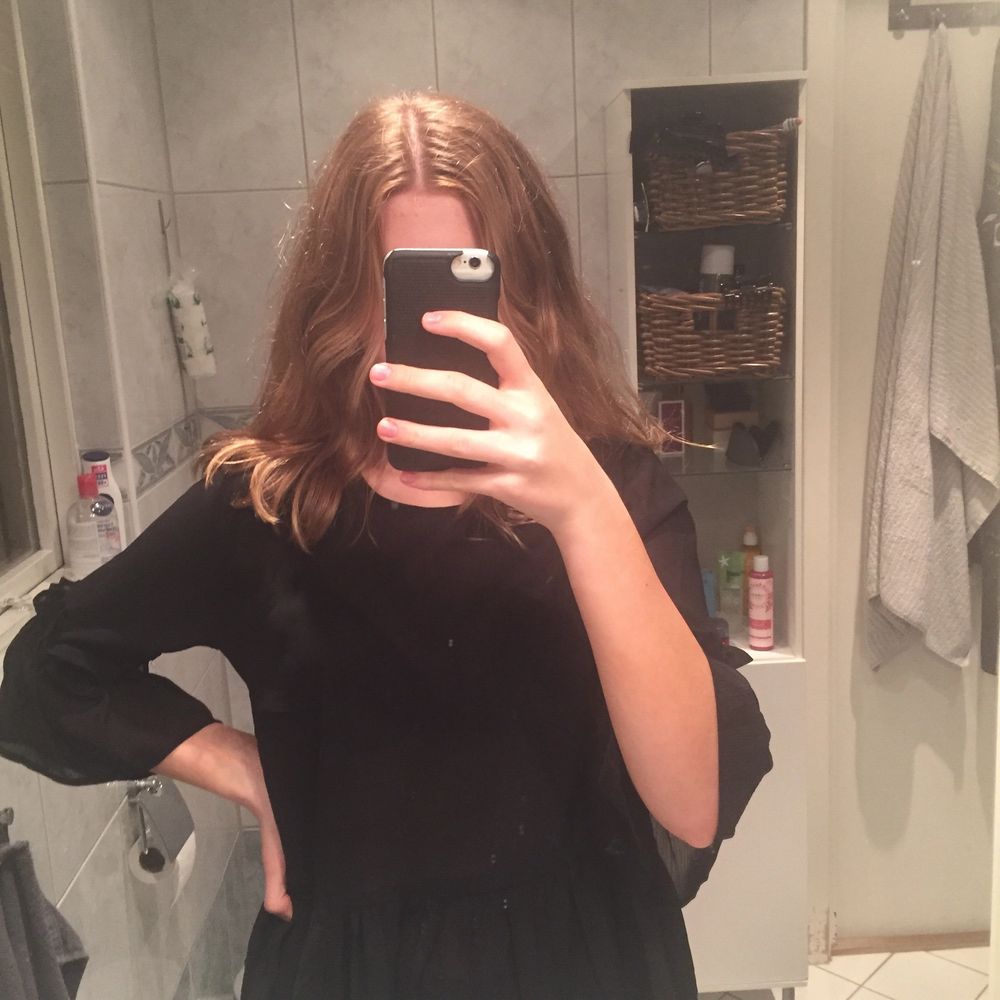 Två jätte fina blusar som aldrig är använda, köpt dom begagnande och fick dom i ett jätte bra skick. Den svarta blusen är i S och kommer från MONKI och den vinröd i 36 och kommer från ATMOSPHERE. Säljer dom var för sig för 60 kr för den svarta och 80 kr för den vinröda. Köparen står för frakten.. Blusar.