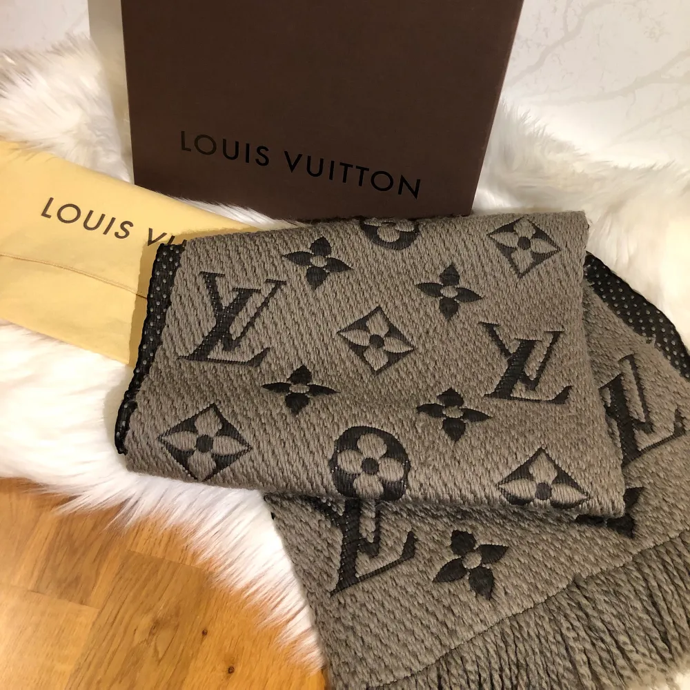 Säljer min mörkgråa Louis Vuitton halsduk köpt för några år sedan. Lågt pris eftersom jag ej har kvar kvittot samt vill bli av med den snarast, diskuterbart pris!. Accessoarer.
