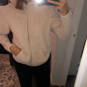 Vit Teddy tröja i S - Mysig Teddy tröja i storlek S, kan passa M osv