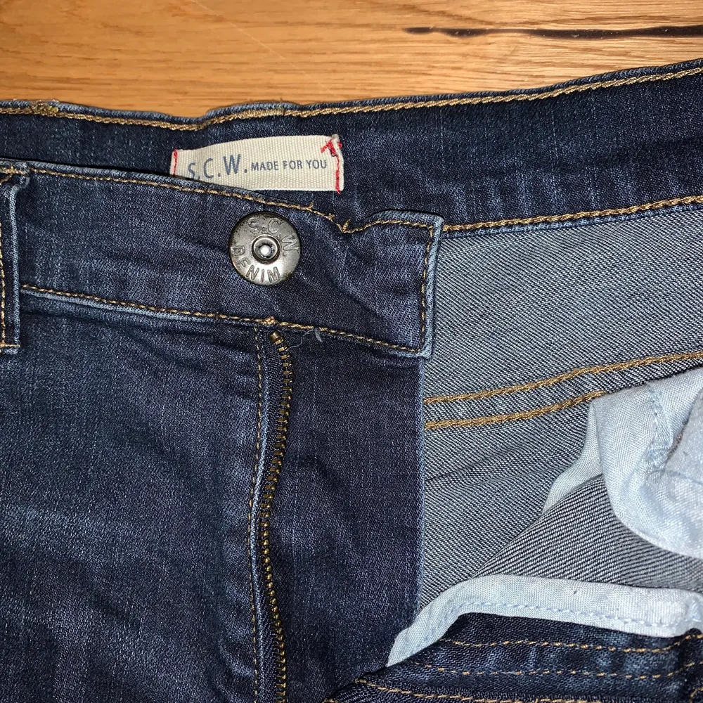 Ett par blåa slimfit jeans för endast 80kr! Storlek 28/30. Jeans & Byxor.