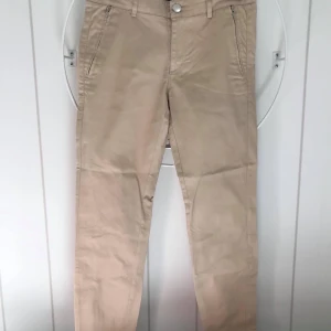 Byxa 3/4 längd, storlek 34 - Byxa i 3/4 längd (ankellång). Från MQ:s kollektion Stockh’LM. Mycket fint skick på byxan!