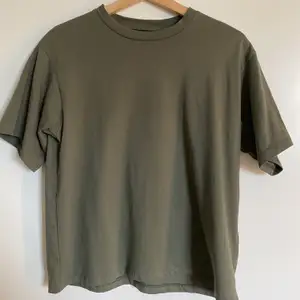 En grön T-shirt + frakt! Tröjan är i xs men passar en S oxå