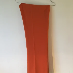 Kostymbyxor - Kostymbyxor från & other stories i orange. Jätteskönt stretch material. Strl 36 men skulle säga att dom också passar som 38. 