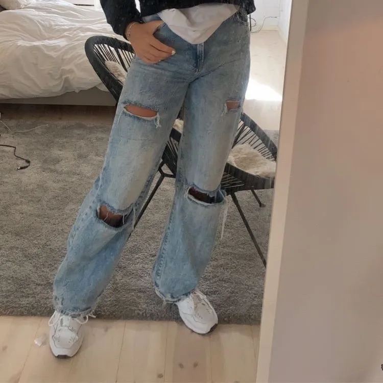 Säljer dessa snygga jeans pga köpte flera stycken i olika storlekar, aldrig använda, säljer storlek 34 åxå❤️ köpare står för frakt 🥰 skriv för fler bilder. Jeans & Byxor.