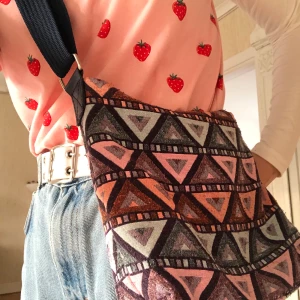 Handväska - Handväska i triangel-mönster. Använd ett fåtal gånger.