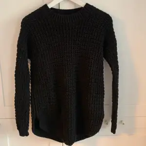En helt vanlig svart stickad tröja från Crocker Stockholm. Den är i xxs men jag som har xs/S passar den väldigt bra på mig! Tröjan är oanvänd. Jag säljer den för 50kr + frakt! ❣️