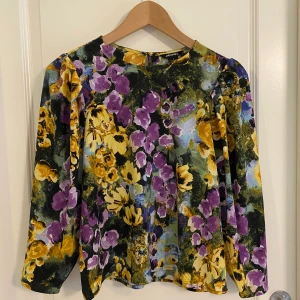 Monki - En blus från Monki. Oanvänd. Jättefin på! 