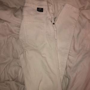 Vita tajta jeans från Dr.denim i storlek S. Ok skick och passar mig perfekt i längden som är 175. Kontakta för mer bilder. Dessa passar mig tyvärr inte längre så jag kan inte skicka någon bild där jag har de på mig. Frakten kostar 44kr :)