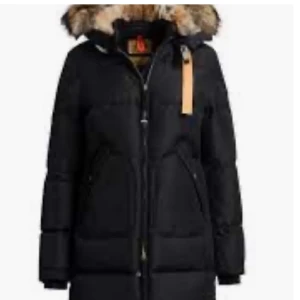 parajumper long bear - svart parajumper long bear i xs köpts förra vintras i jätte bra skick. Köparen står för frakt