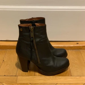 Stövletter 38 - Svarta stövletter / boots, jättesköna att gå i. Snygg detalj med grov dragkedja som inte används, den på insidan skon går att öppna.  Säljer efter att jag opererat ena foten och inte kan ha klack på skorna. Eftersom det är lite platå framtill känns de inte så höga att gå i. Bra skick, nyligen smorda etc - tar bra hand om mina skor.  Märke: Dasia Storlek: 38  Har Swish. Hämtas i Skanstull eller skickas mot porto. Rökfritt & Djurfritt hem.