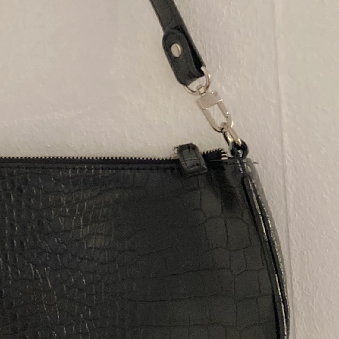 Svart väska, krokodil imitation, baguette bag - 90