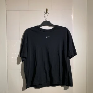 Nike t-shirt! - Snygg och skön nike t-shirt i storlek L. Mer som M i storlek. Knappt använd så i bra skick. 164 kr med inkluderad frakt.