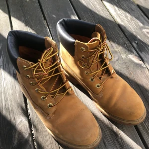 Timberland - Timberlandkängor som inte alls är använda mycket, 2000kr nypris i strlk 8 1/2 vilket ungefär motsvarar 39. Passar verkligen till allt
