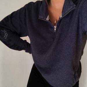 Blå tröja/sweatshirt från Victoria Secret☺️ Högsta budet ligger på 130kr!