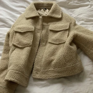 Teddy Jacka - Säljer denna teddyjacka köpt här på Plick. Säljer den då den var lite för stor på mig. Priset kan diskuteras