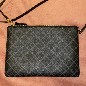 Äkta Malene Birger väska  - Knappt använd By Malene Birger axelväska köpt för 800 kr, säljer för 500 kr inkl frakt 450 om man kan mötas