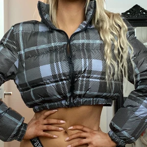 Croppad puffer jacket Prettylittlething  - Snygg croppad puffer jacket från Prettylittlething i storlek 8. Aldrig använd. 