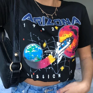 As ball T-shirt  - Dundersnygg tröja från SHEIN i bra kvalite. Säljer den då den inte satt som jag tänkt mig. Fick hem den idag så den är helt oanvänd. Kommer i orginalförpackningen. 100kr + frakt 💛💫 (högsta bud 300kr) frakt ingår i priset! *budgivning pågår tills ikväll*