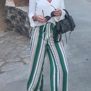 Snygga mönstrade byxor xs - Säljer dessa fina byxor i storlek xs från Shein. Storlek xs/s men var tyvärr för små för mig så har endast använt en gång. De är lite uppklippta på ena sidan men inget som syns. 