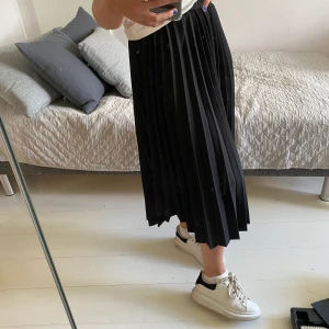 Långkjol Filippa K - Jätte fin plisserad kjol från Filippa K, använd ett fåtal gånger! Bra kvalite och tjockt material. Nypris var ca 1500kr. 