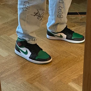 Nike air Jordan 1  - Nya air Jordan 1 använda endast en gång fick hem dom igår! Ny priset på skor är 1299kr! Kontakta för fler frågor:)