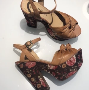 High Heels REPORT - Säljer mina fina High Heels från REPORT i mycket fint skick. Säljer dem för 120:-  (frakt inkluderas ej) 