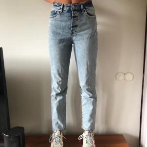 snygga jeans - snygga jeans köpta second hand i storlek 36 :) jeansen är dock lite små i storleken så om man strävar efter att jeansen ska sitta som på bilden så bör man ha mellan 32-34 i strl❤️ använd fåtal gånger