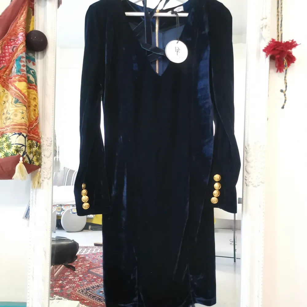 Mörk blå sammet klänning från Daniela Fargion Florence i storlek L. Har bara provat och aldrig använt den. Frakt tillkommer.. Klänningar.