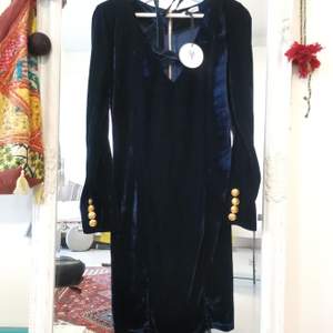 Mörk blå sammet klänning från Daniela Fargion Florence i storlek L. Har bara provat och aldrig använt den. Frakt tillkommer.