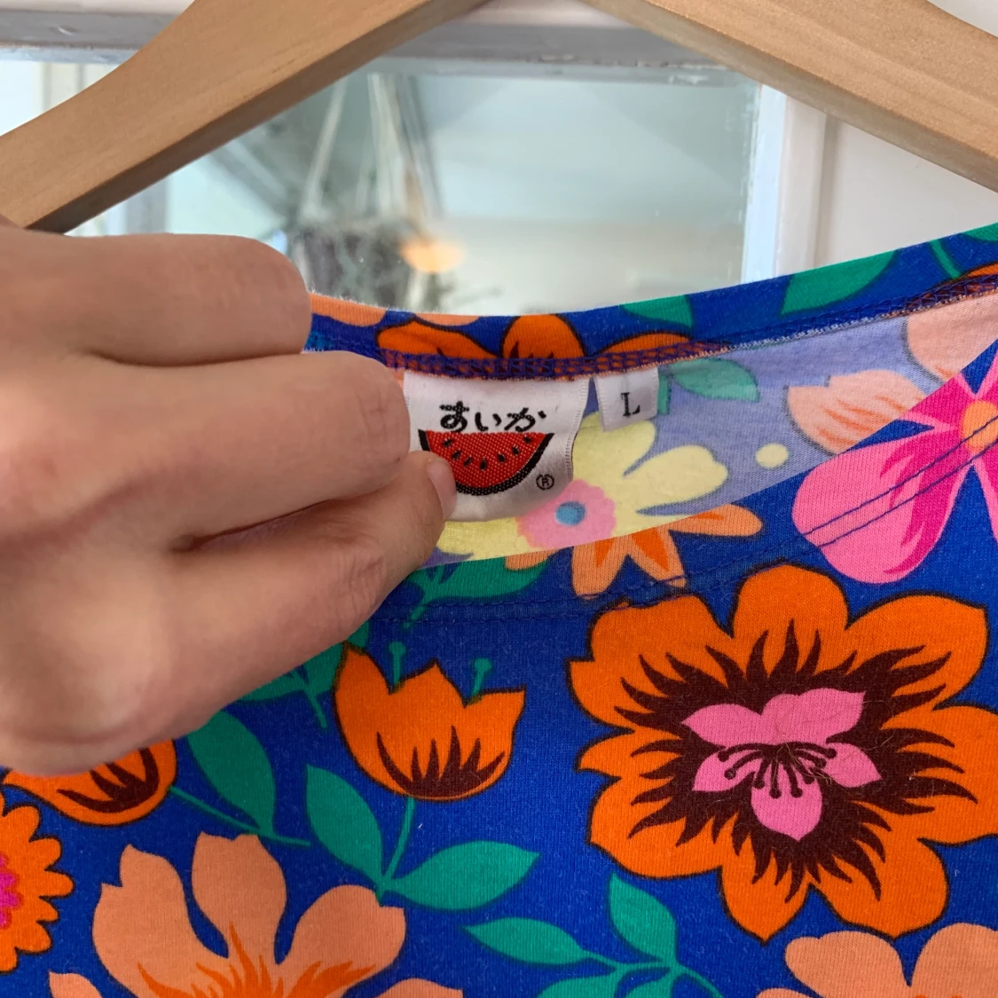 Färgglad tshirt med blommor, strl. L - 90