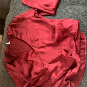 topp - Röd silkes topp, mindre hål i nacken kan lätt sys. 