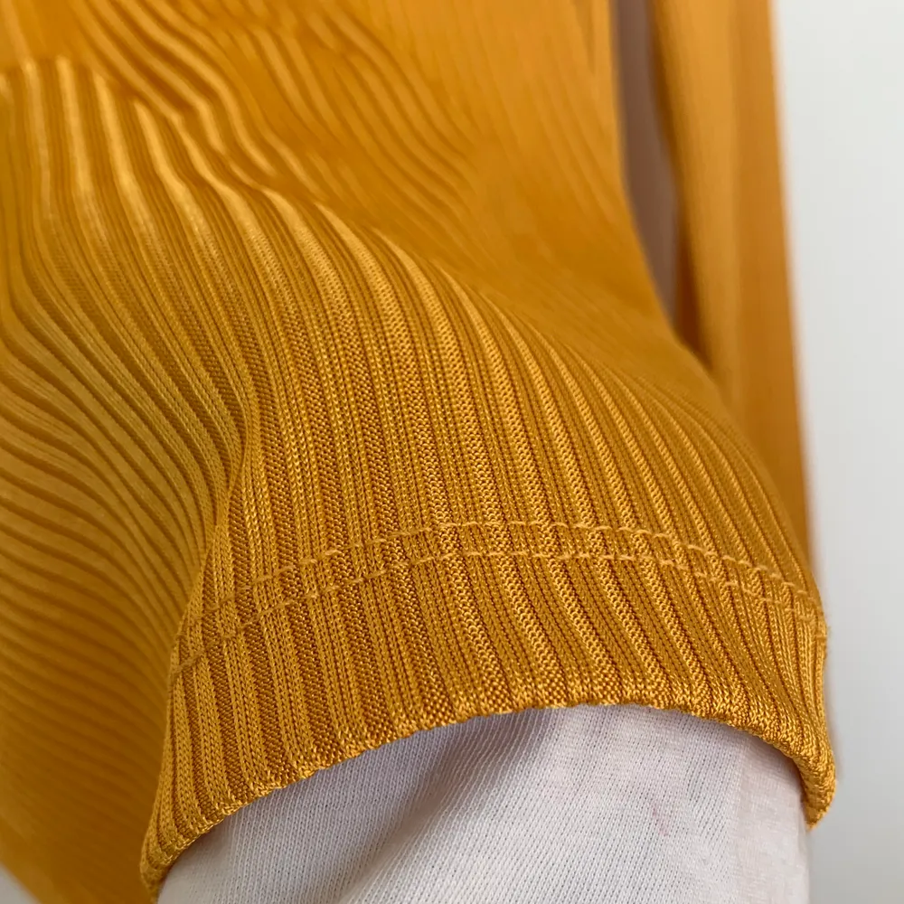 gullig gul/guldig tröja från bik bok. säljer då den används för sällan. märkt storlek xs, men skulle säga att den även passar s.  fint skick och sparsamt använd. frakt:63kr. Toppar.