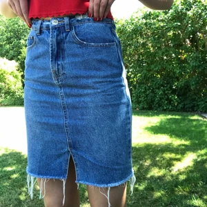 Mörkblå jeanskjol - Mörkblå jeanskjol från Bik Bok. Använd ett par gånger och är i mycket gott skick. Säljer pga att den blivit för liten för mig.  Storlek: 34   Pris: 75kr + frakt