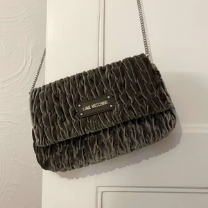 Moschino väska  - Jättefin väska från märket moschino, inga fläckar eller liknande utan i väldigt fint skick😍