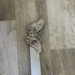 Fjärils skärp - Skiiiit fint y2k skärp! Små stenar typ på fjärilen och passar både i midja och på höfterna på de flesta storlekar! (Därav one Size)