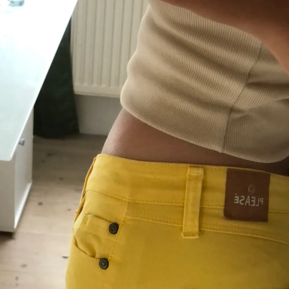 Säljer dessa gula please jeans som jag köpte för 1000kr i Tyskland. Säljs då de inte är min stil och de är även för korta på mig som är 177cm lång. Frakt tillkommer📦. Jeans & Byxor.