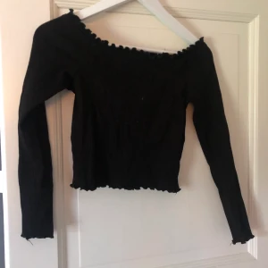 Svart offshoulder tröja  - Svart offshoulder tröja från gina 