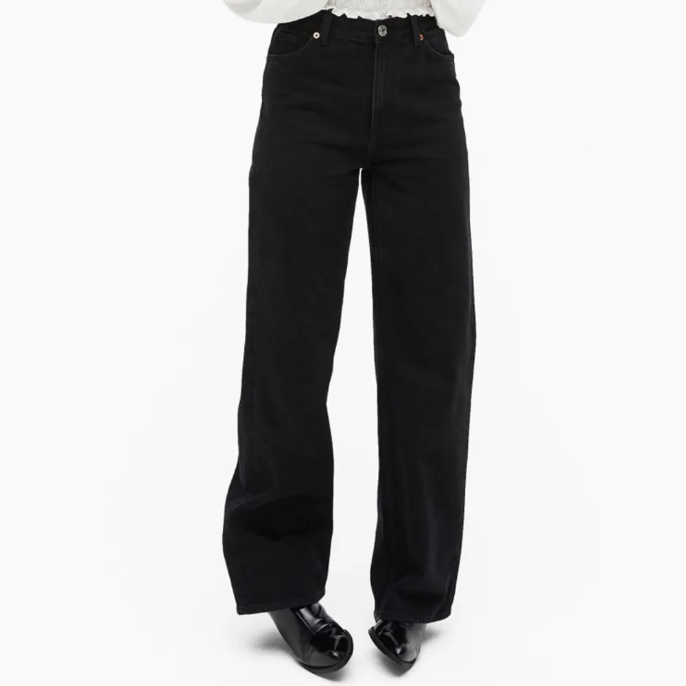 Assnygga svarta jeans i modellen yoko från monki, köpare står för frakt🥰✨. Jeans & Byxor.