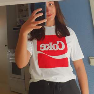 Säljer denna Cola t-shirt pga inte min stil. Använd 1 gång. 40 kr + frakt 🦋💞 ⛔ENDAST SWISH⛔
