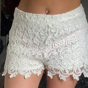 Vita shorts - Vita shorts med dragkedja som öppning vid ryggen. 