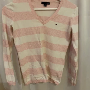 Tröja från Tommy hilfiger - Storlek xxs, men passar även xs/s (jag är en s och sen sitter bra på mig). 