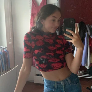 Ginatricot topp - En superfin tajt topp med rosor ifrån Gina tricot!💕  Jättefin att vika upp för en mer croppad look! Den är också lite polo. Egentligen XS men passar mig jättebra som är S👍🏼 köparen står för frakt