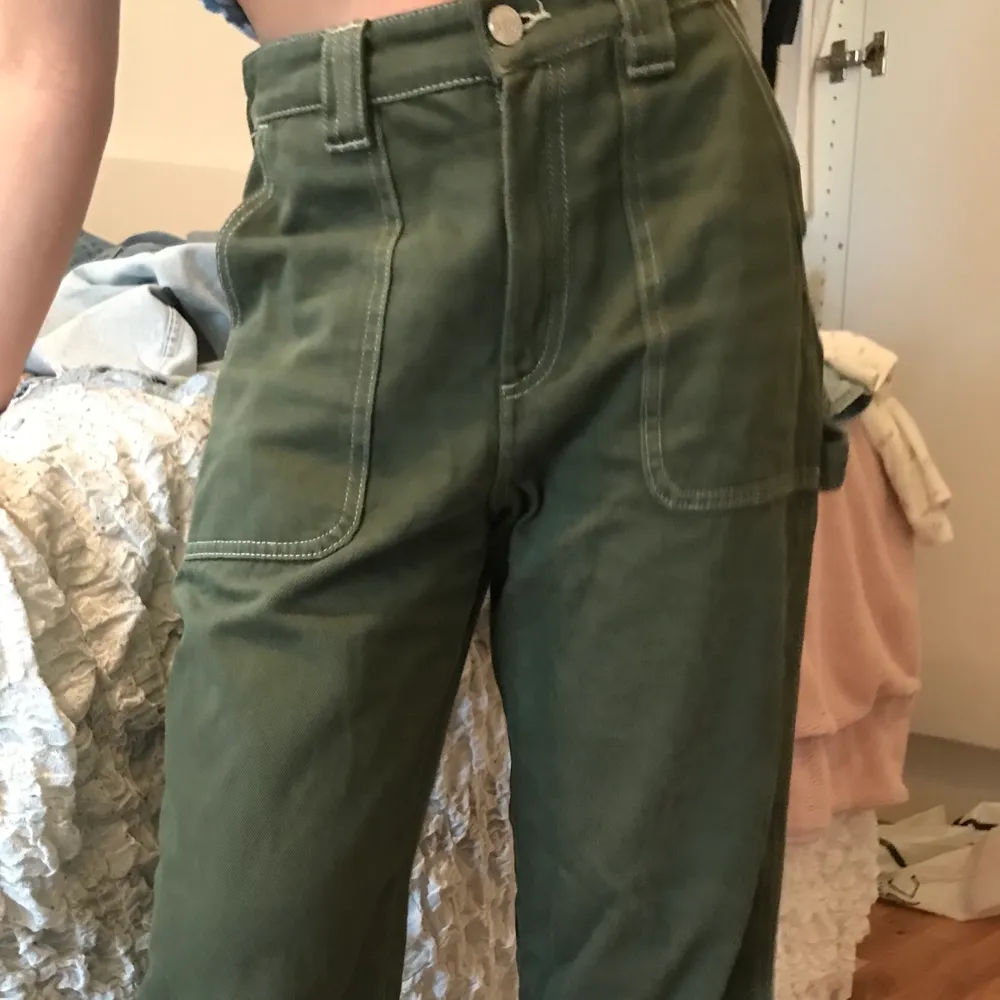 Sköna gröna vida jeans från Monki.. Jeans & Byxor.
