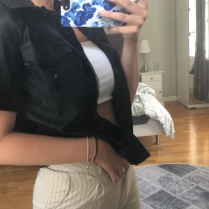 Skin skjorta - En as cool skin skjorta från Gina tricot. Aldrig använd med prislappen kvar, endast på bilden. Storlek xs💕