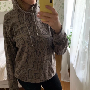 Hoodie - Ormskinnsmönstrad hoodie från Carlings