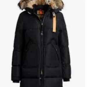 Parajumper long bear xs/s - Parajumper long bear i svart använd bara 1 vinter byter helst ut mot samma jacka fast i storlek xxs annars säljer jag den för 5000