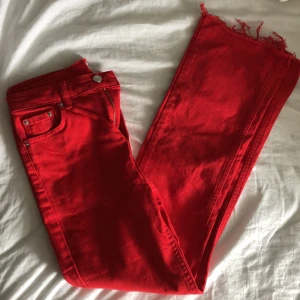 Perfect Jeans storlek 34 - Säljer dessa fina jeans från ginatricot i storlek 34. Avslitna nedtill och har en bra passform. ❤️